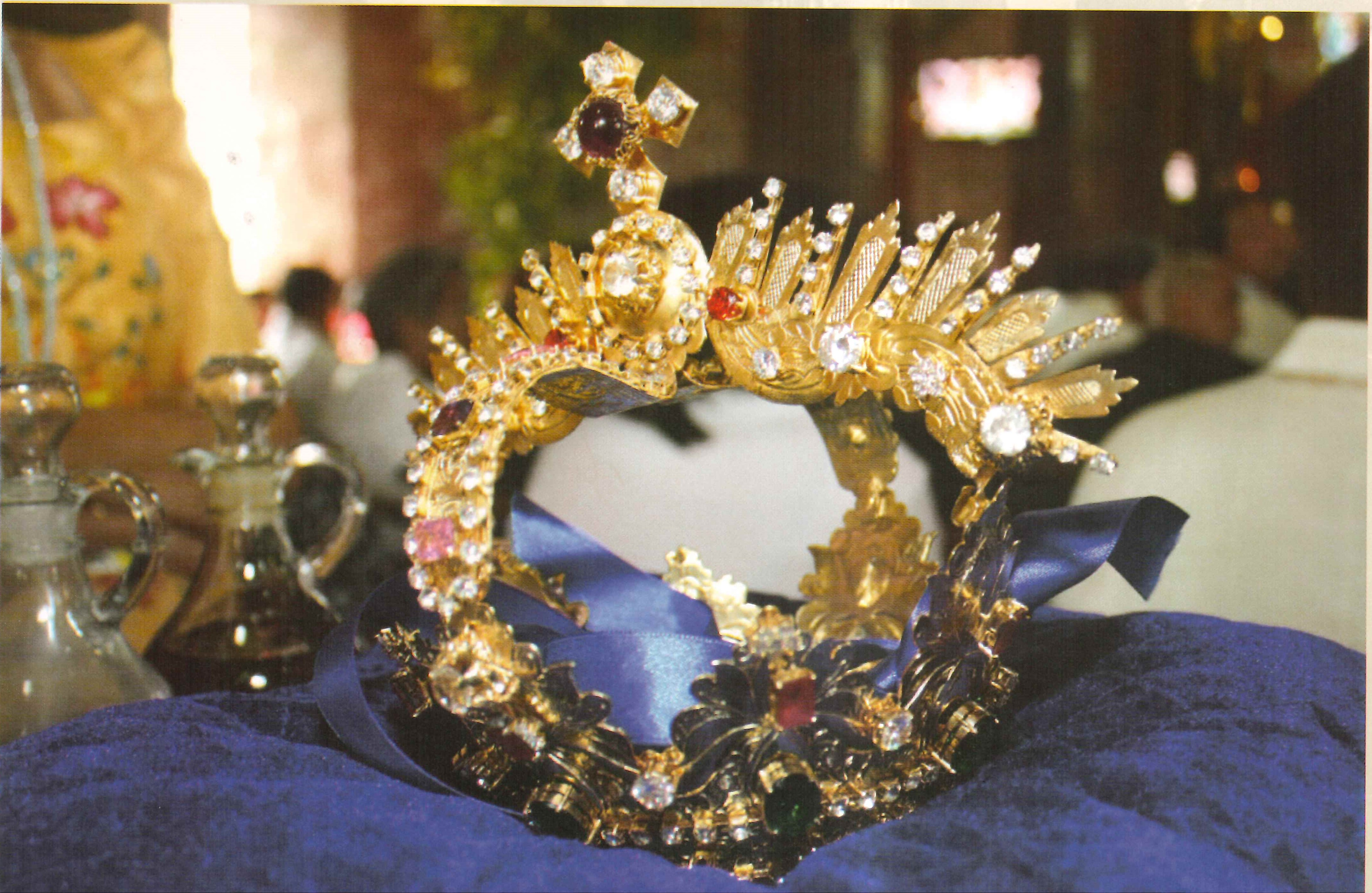 Crowns (4)